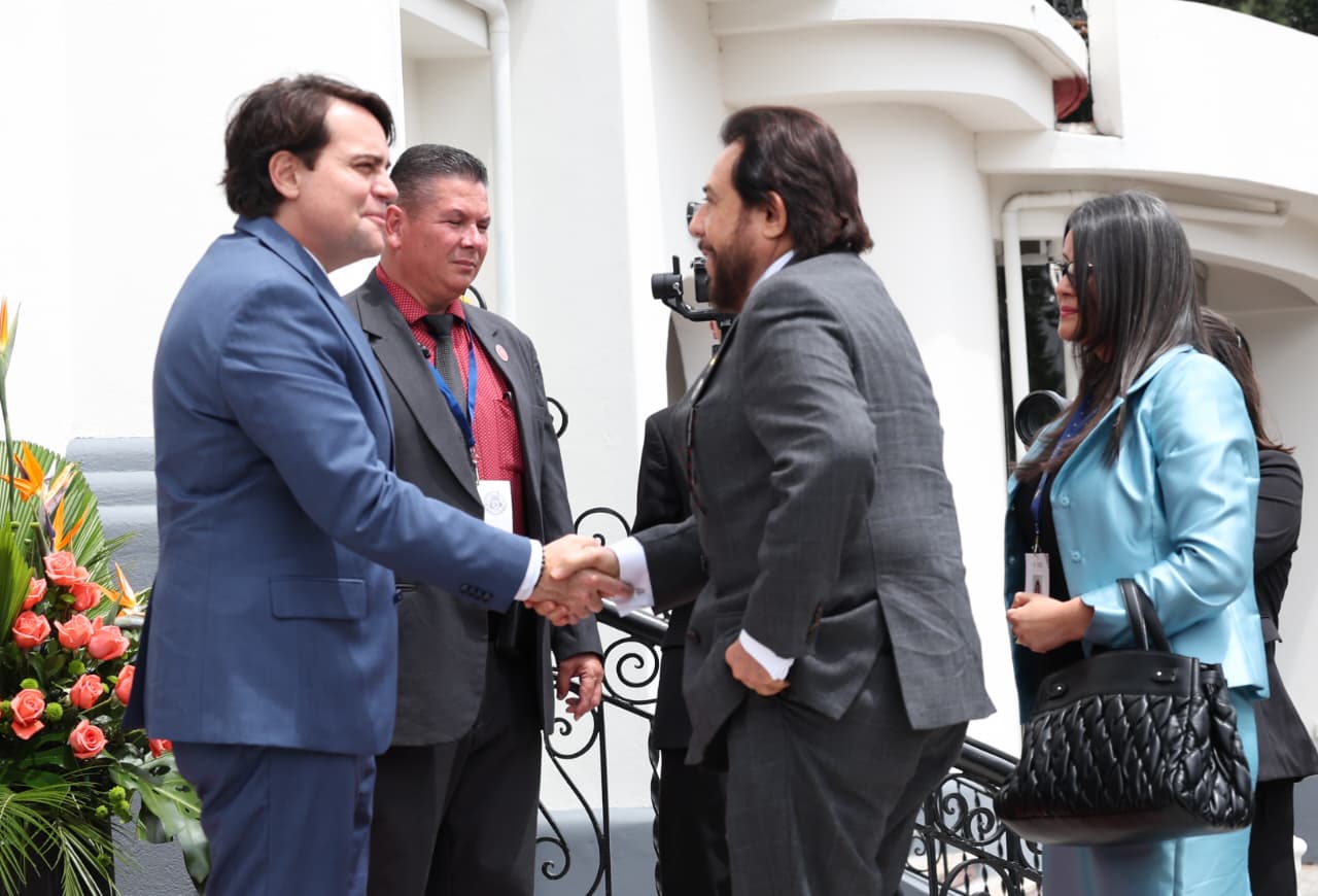 Fotos: Así fue la llegada de representantes internacionales a cita con Laura Fernández