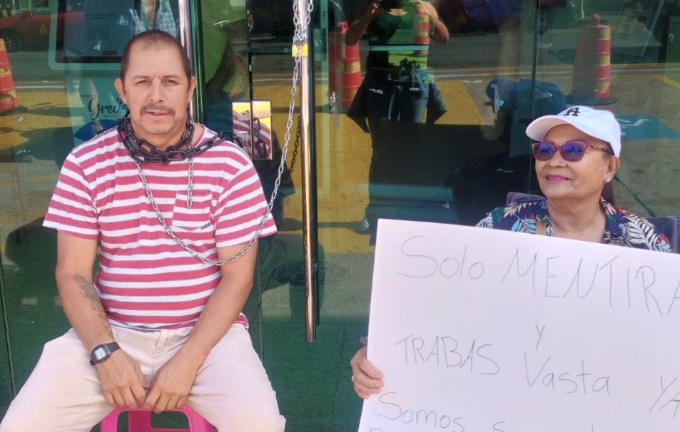 ¡Encadenados! Vecinos piden cuentas por proyecto de vivienda