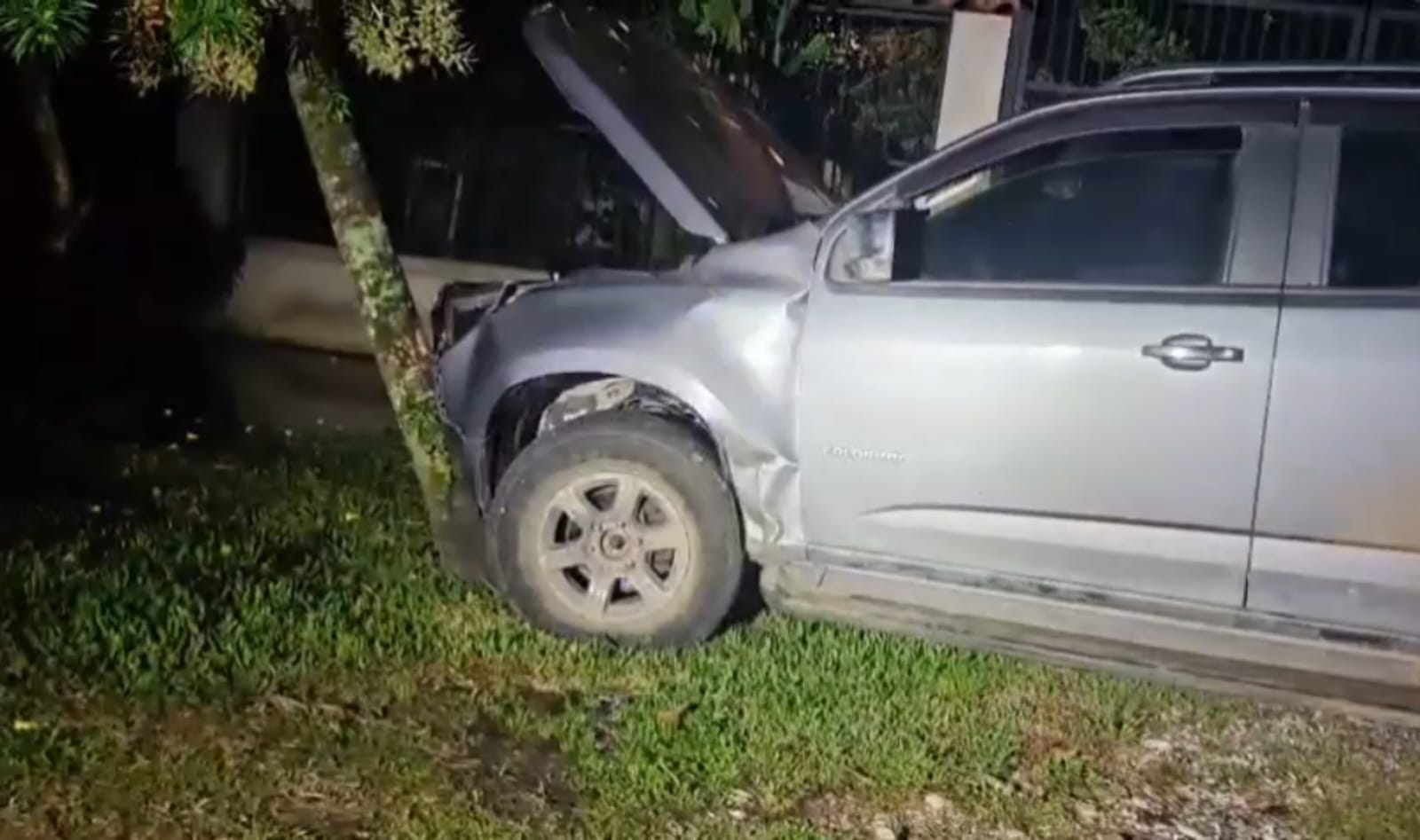Encañonan a conductor, lo desnudan y lo lanzan de carro en movimiento