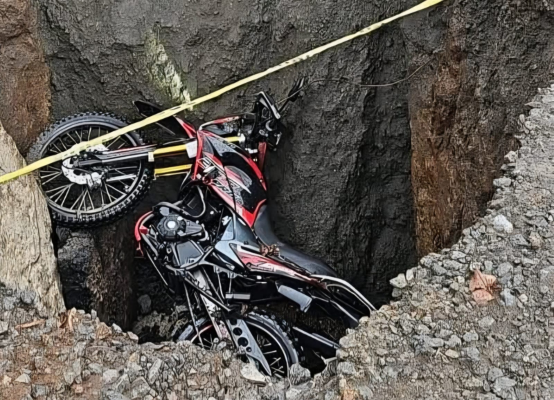 Motociclista cae en hueco por hundimiento en vía Belén Aeropuerto