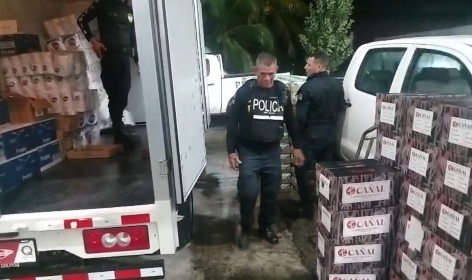 Policías rechazan presunto soborno y decomisan licor de contrabando en Zona Norte