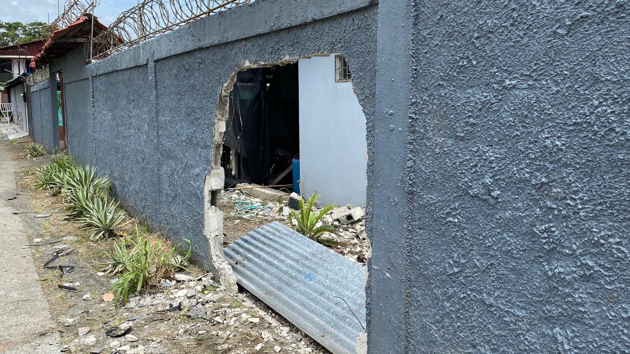 Vehículo atraviesa tapia y deja un fallecido en Limón