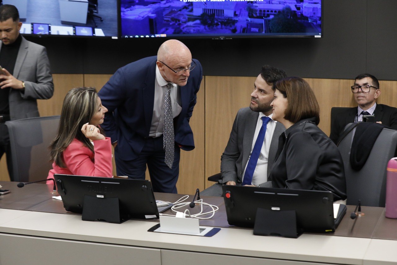 Oficialismo lidera comisiones plenas del Congreso
