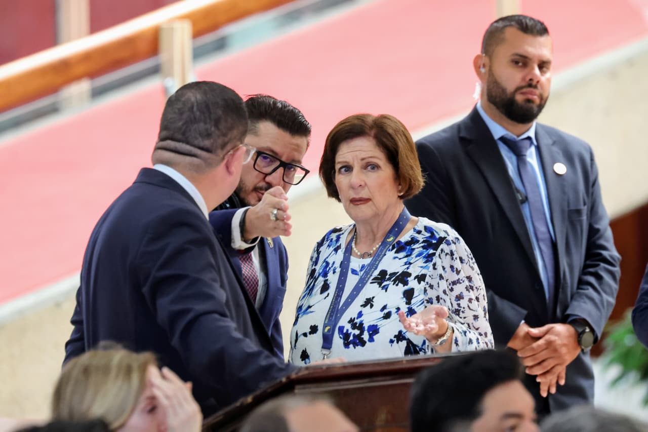 Fotos: Pilar hace aparición en conferencia de Laura Fernández con su nuevo rol