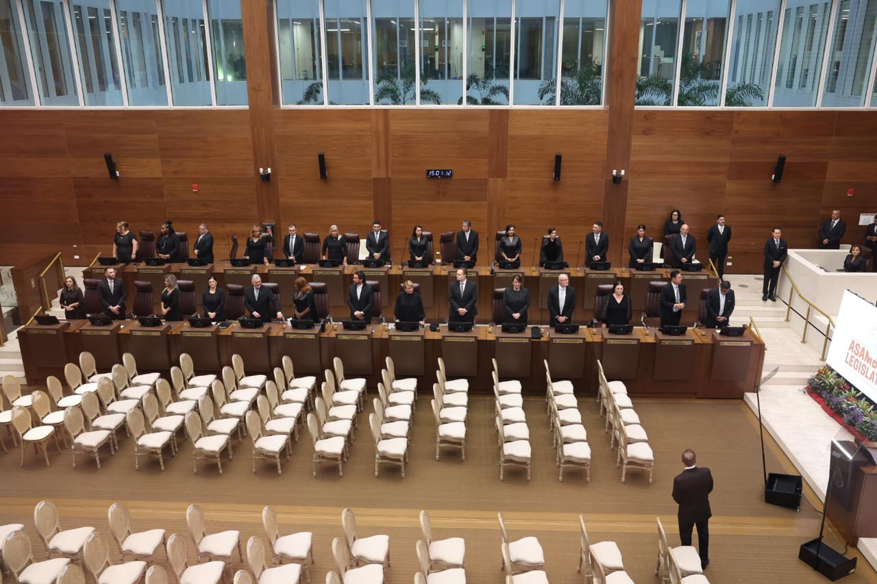 Oficialismo vuelve a cambiar de posición dentro del plenario