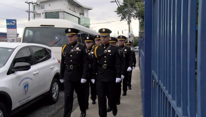 Video: Policías dan último adiós a oficial asesinado en Limón