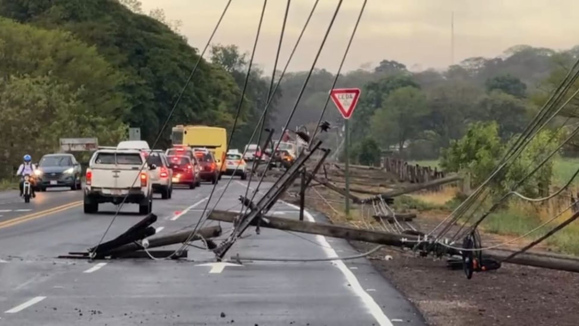 Fuertes lluvias y vientos botan 11 postes en Guanacaste