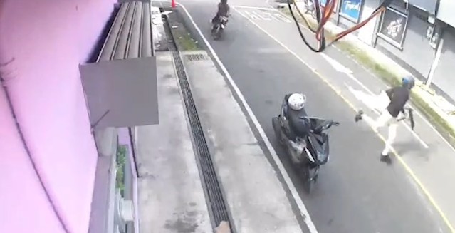 Video muestra ataque a policías en Limón