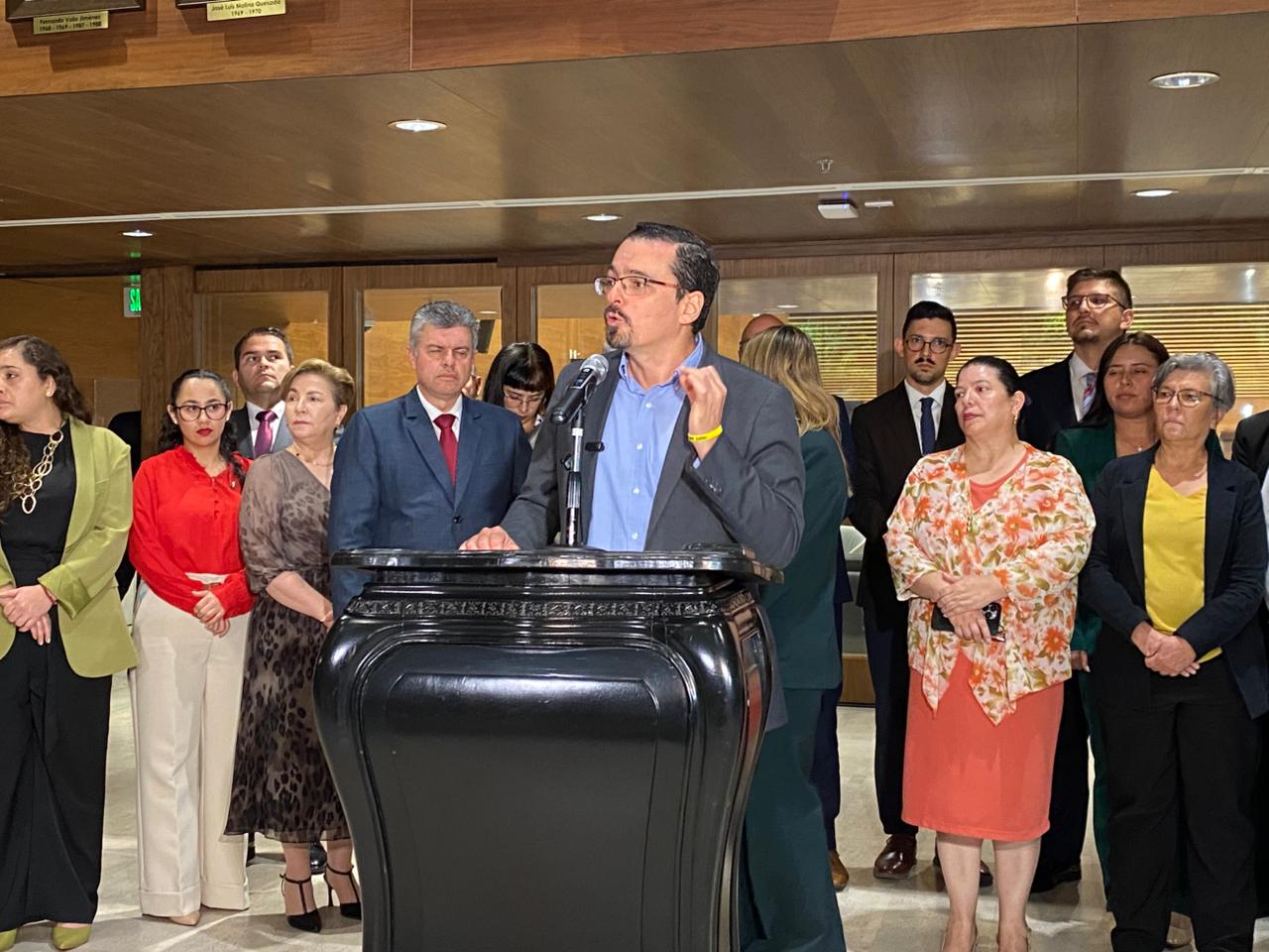 Diputados opositores rechazan resolución de Jiménez sobre Fabricio Alvarado