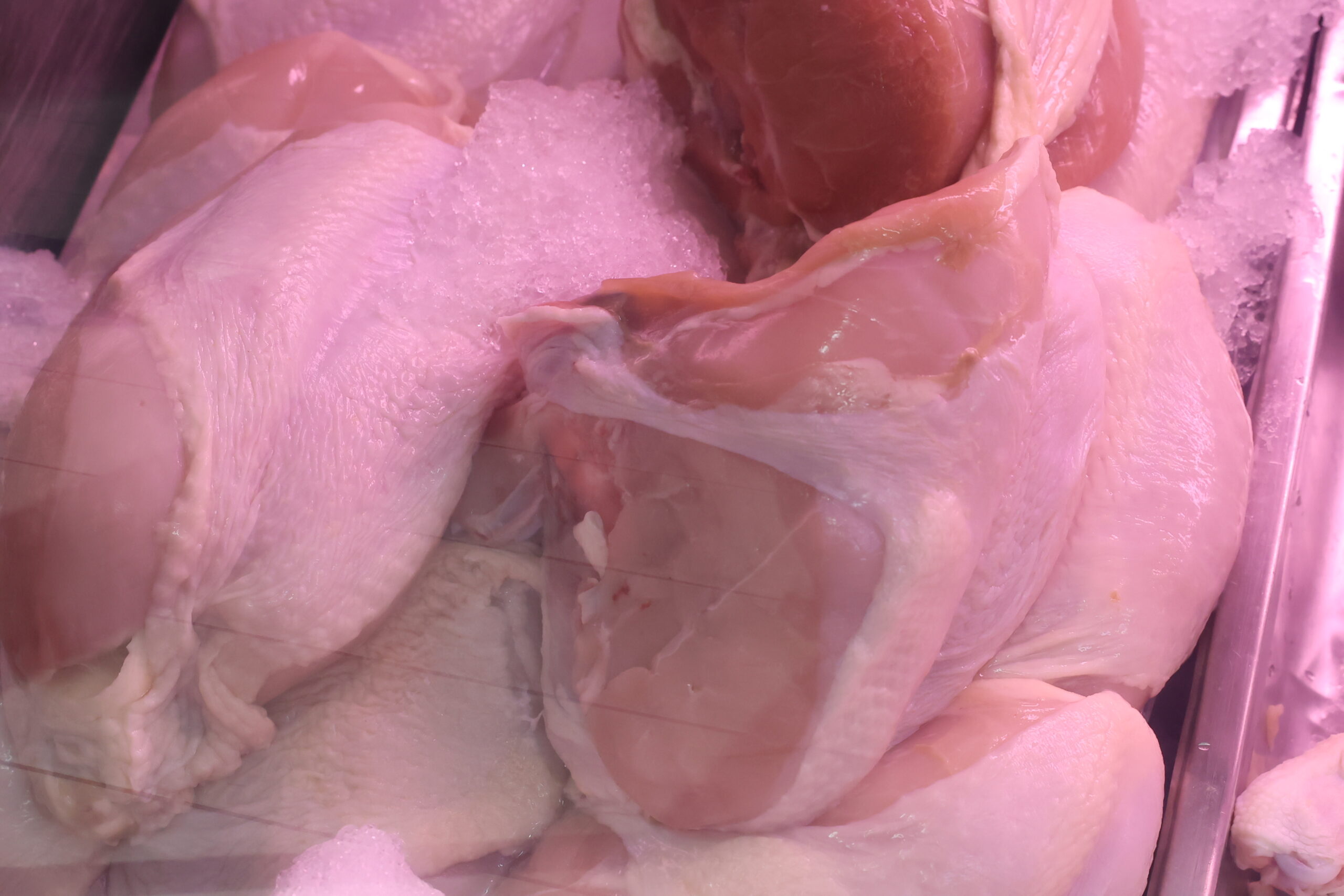 ¿Lava el pollo antes de consumirlo? Práctica podría ser perjudicial