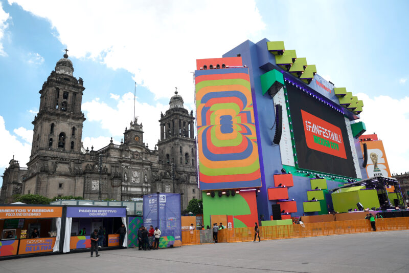 La Catedral Metropolitana, un patrimonio histórico y parte de la identidad mexicana, hoy es opacada por el Fan Fest en el Zócalo. 