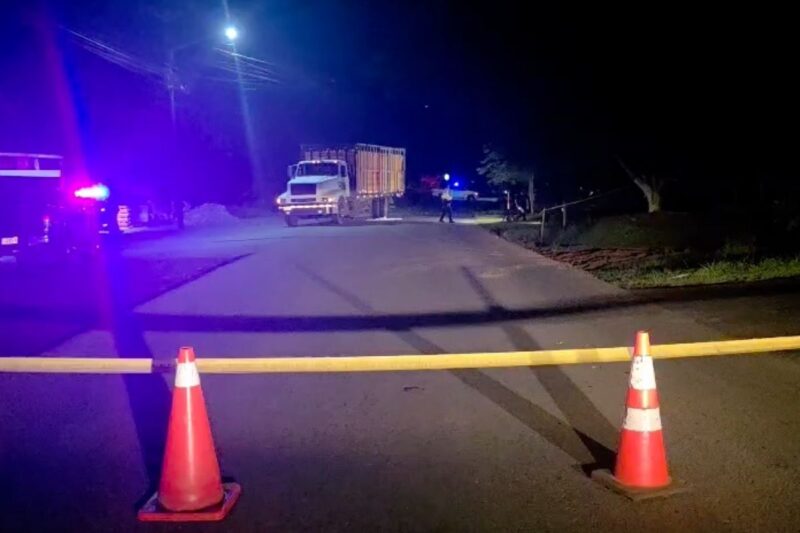Brutal accidente entre moto y camión deja joven muerto y un herido grave