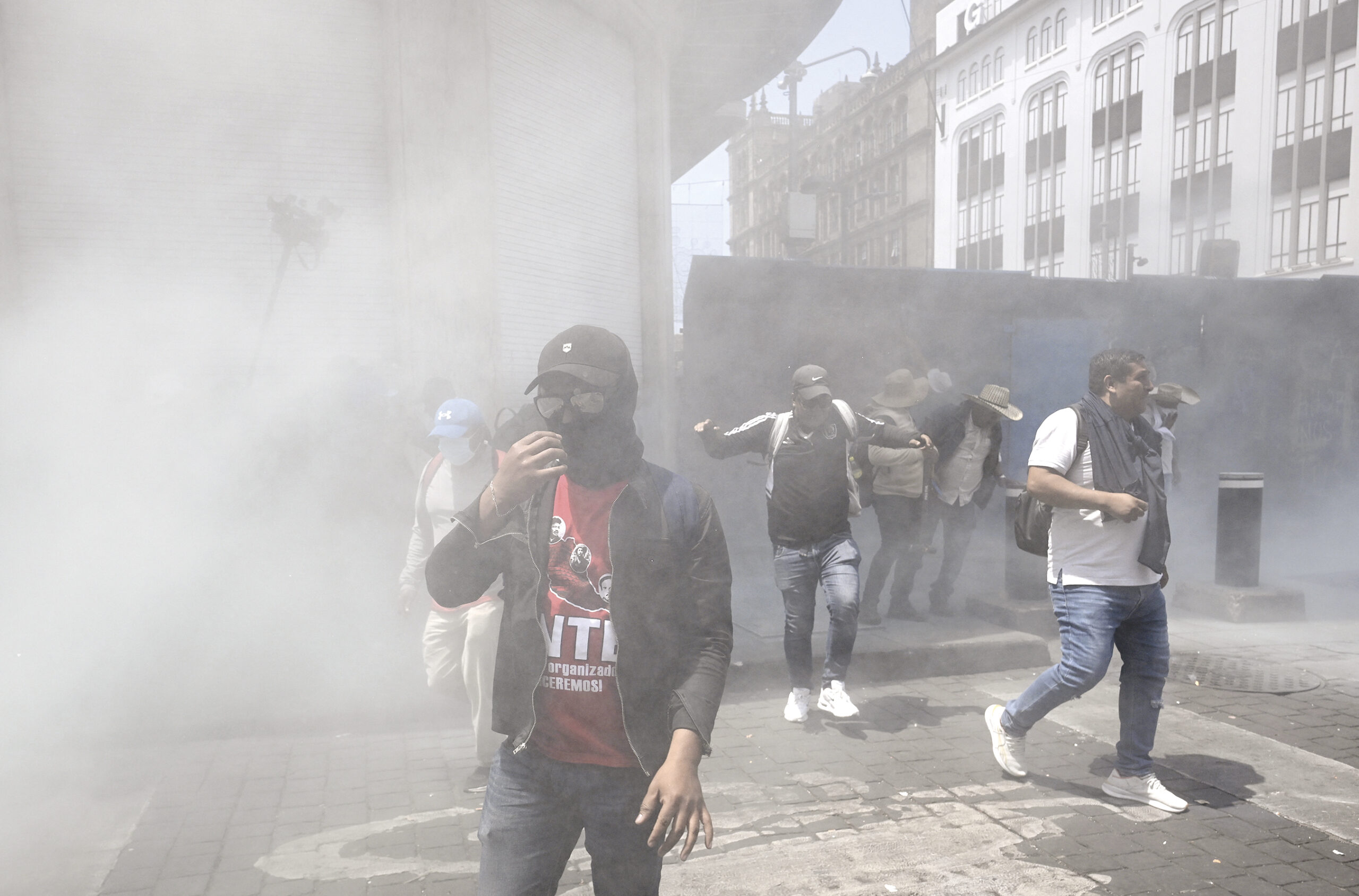 Policía reprende a manifestantes con gases lacrimógenos