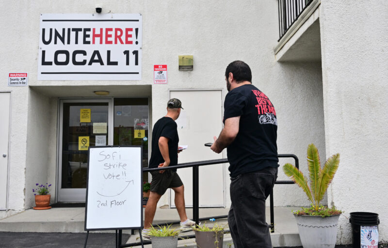 Trabajadores de estadio en Los Ángeles votan posible huelga durante el Mundial