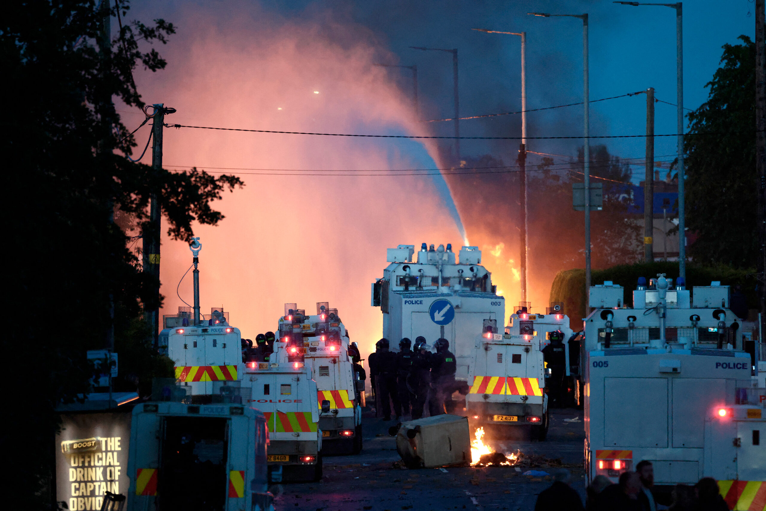 Policía usa cañones de agua contra manifestantes en Irlanda 
