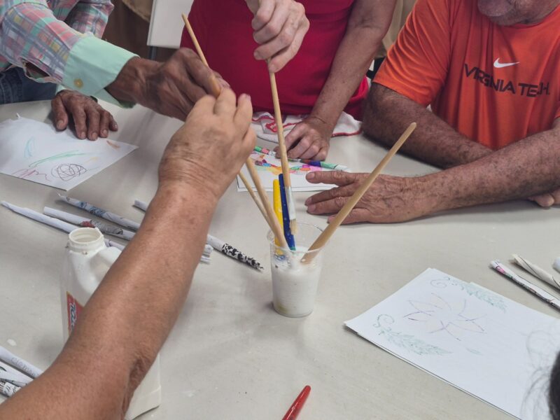 Adultos mayores en condición vulnerable reciben alimentación, clases de natación y consulta psicológica gratuita. Foto: Crédito ADIFORT.