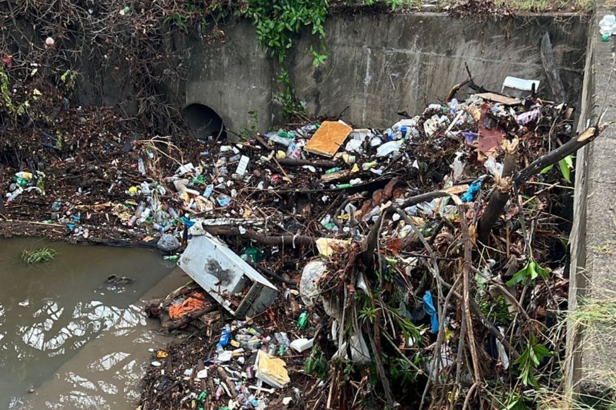 (Fotos) CNE revela cantidad de basura que provocó inundacion