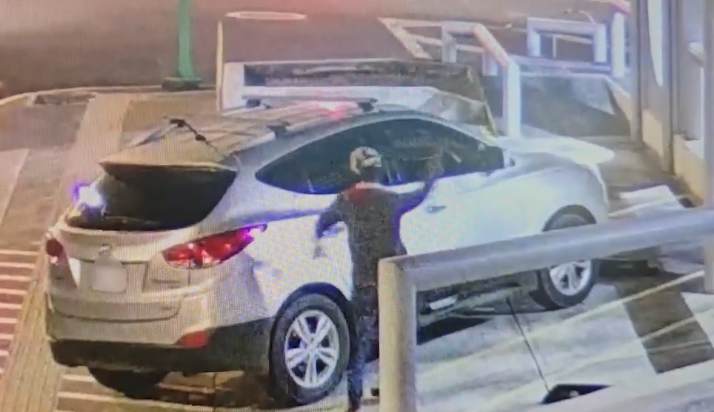 Video: Rompe ventana de carro y roba en cuestión de segundos en San José