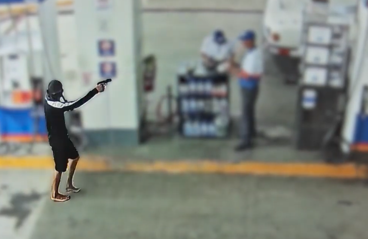 Sospechoso armado y descalzo: Cámara capta violento asalto en gasolinera