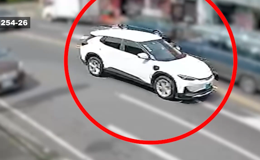 Conductor atropella a motociclistas y se da a la fuga: OIJ busca este carro eléctrico