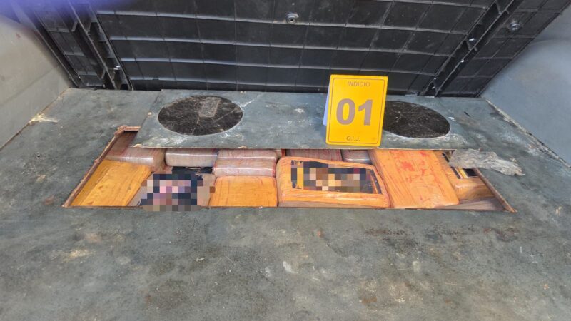 Operativo OIJ y DEA deja familia detenida con cocaína escondida en carros