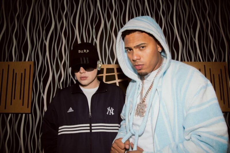 Bizarrap y Myke Towers confirmaron en redes sociales que preparan una nueva colaboración musical en sesión.