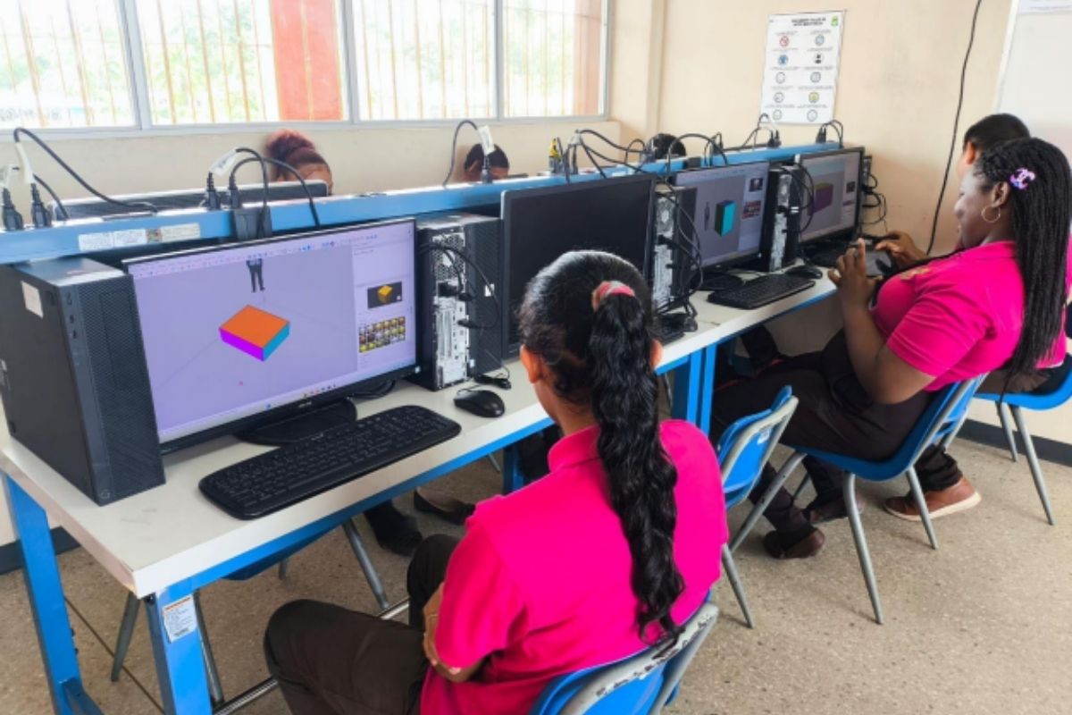 Intel dona más de 600 equipos a escuelas y univers