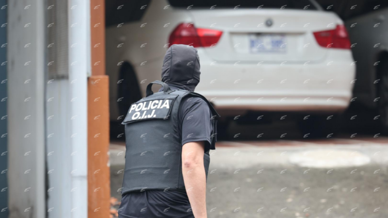 Decomisan AR-15 y cientos de municiones a sujetos que balear