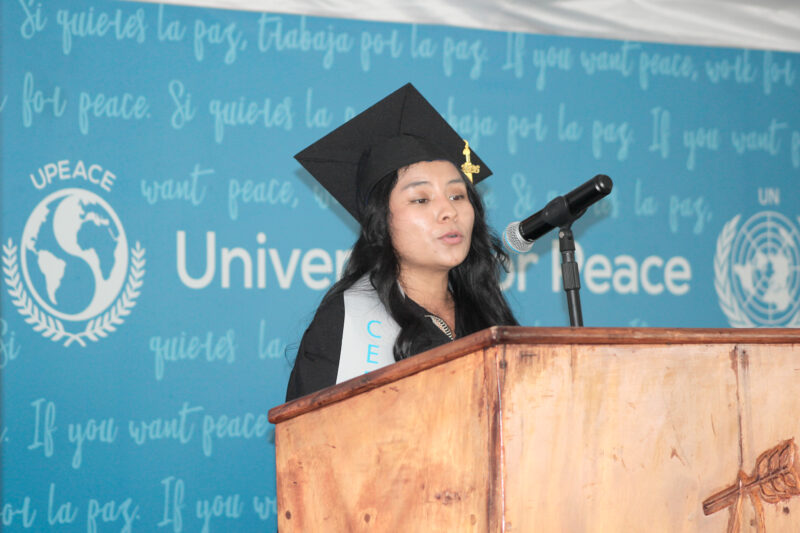 Indígena boruca hace historia al graduarse de la U