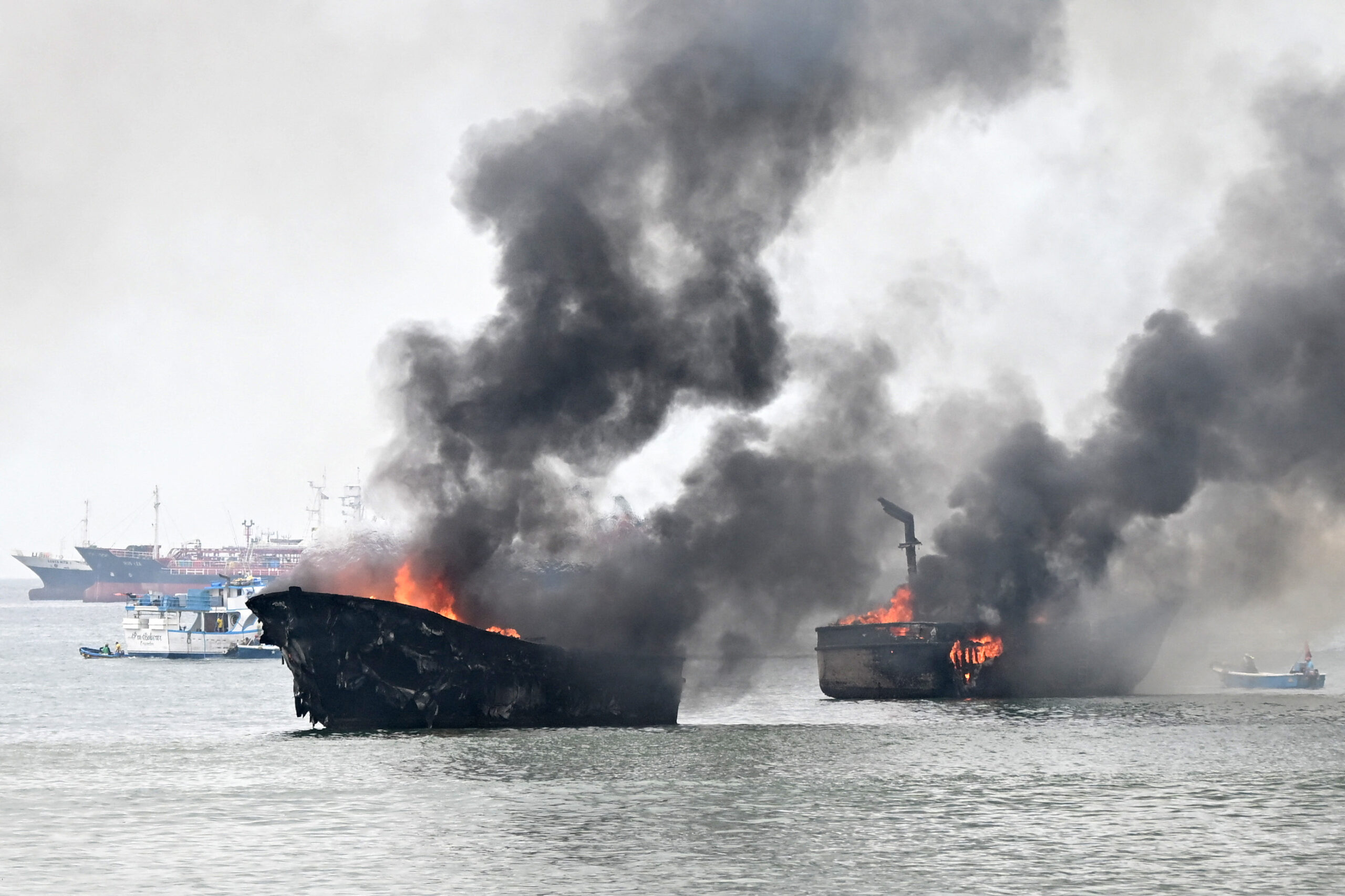 Gran incendio destruye 35 embarcaciones en puerto pesquero d