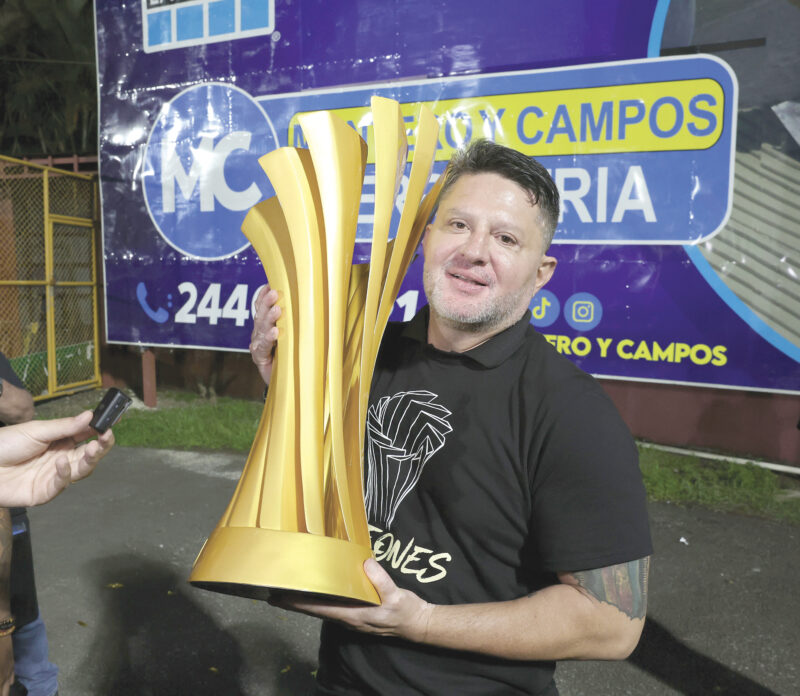 Soto Molina volvió a levantar la copa.
