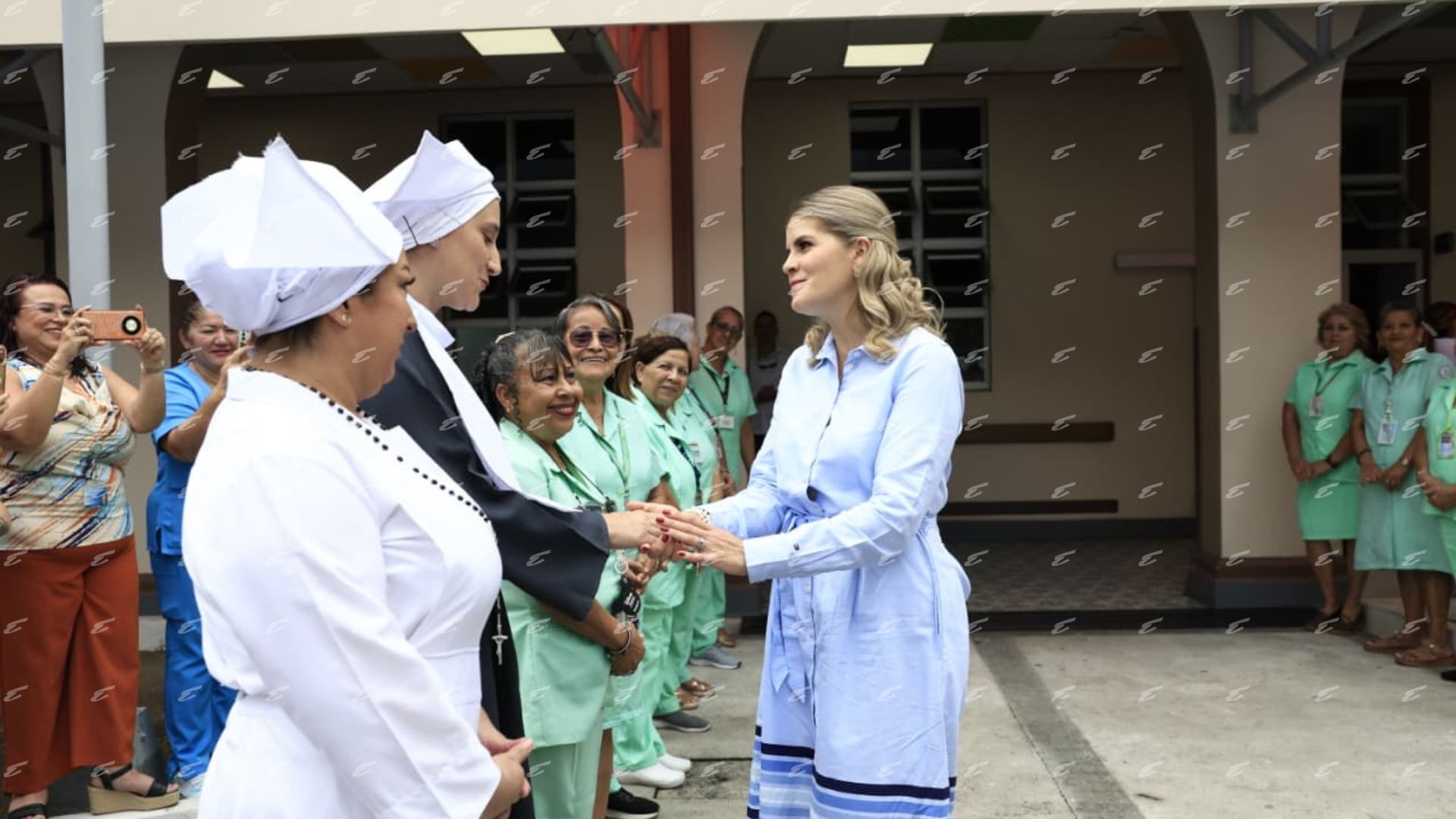 Presidenta lanza emotivo mensaje a médicos por salvar a su madre del cáncer