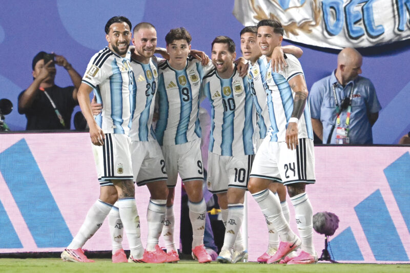 La idea es clara… el balón al 10.