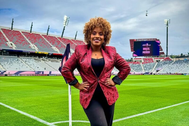 Costarricense hace historia como host del partido 