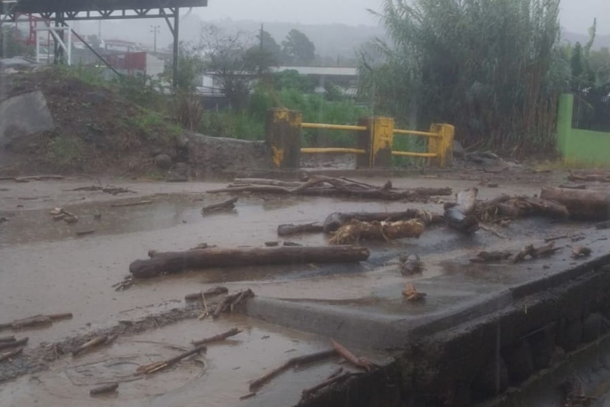 Videos: Lluvias provocaron desbordamiento de ríos en Cartago