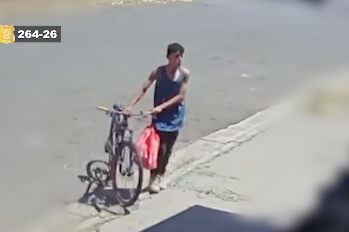 Quedó grabado: Sujeto ingresa a vivienda y roba bicicleta