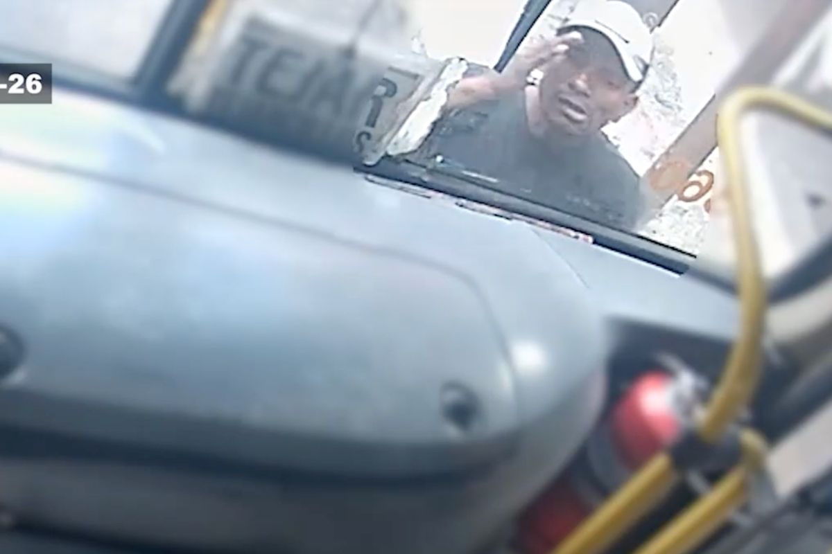 Video: Hombre asalta bus con cuchillo en San José