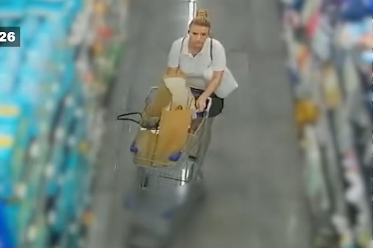 Mujer entra a supermercado, toma varios artículos y sale sin