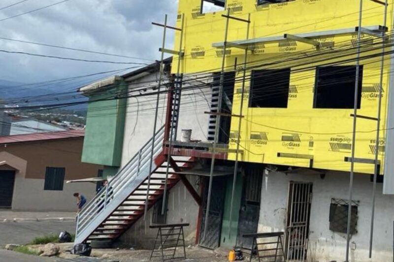 Muni derriba gradas de construcción que invadían acera en Pavas