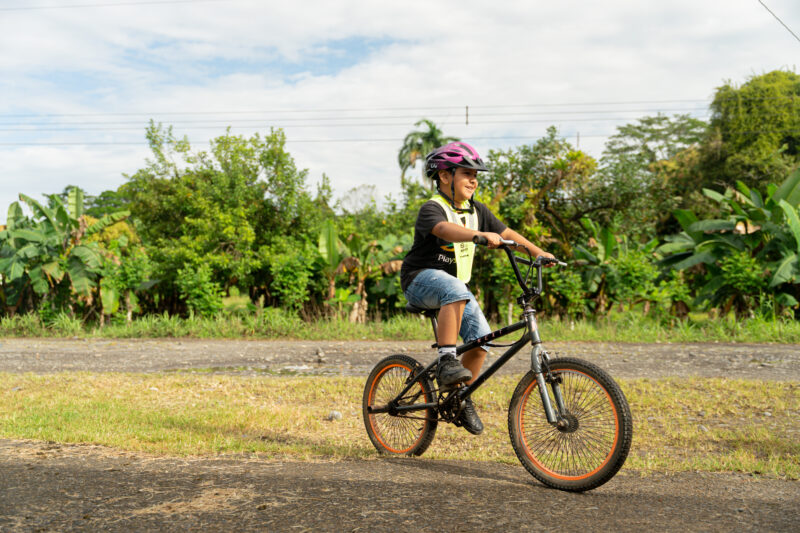 Fundación Yo Impulso con su programa “A la Escuela en Bici”. Foto: cortesía. 
