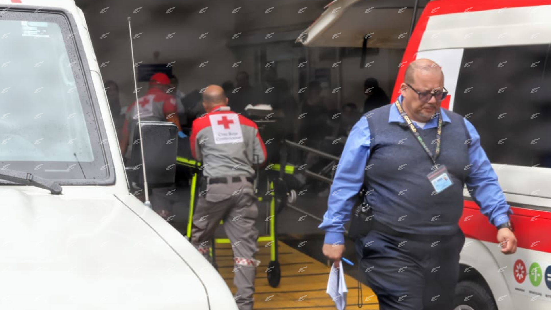 En fotos: Así fue el ingreso del oficial baleado al hospital