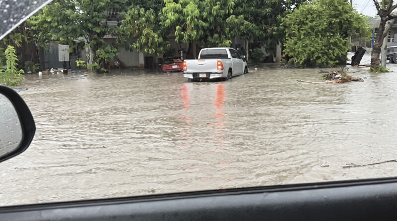 También causó inundaciones en viviendas y calles del sector.