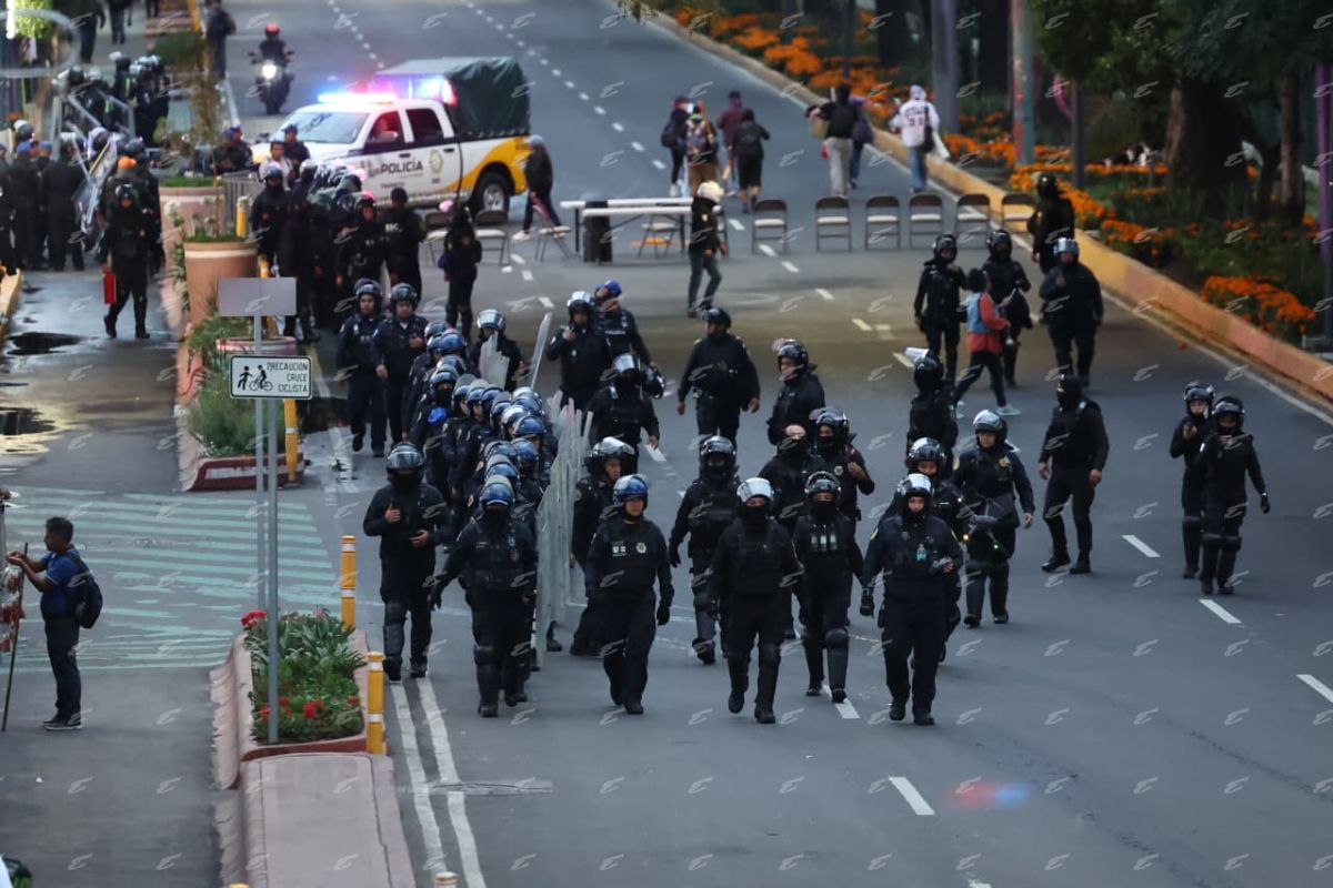 Manifestantes y policías se enfrentan al exterior 