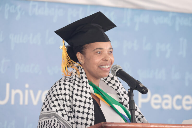 Nieta de un Premio Nobel de la Paz se gradúa en Co