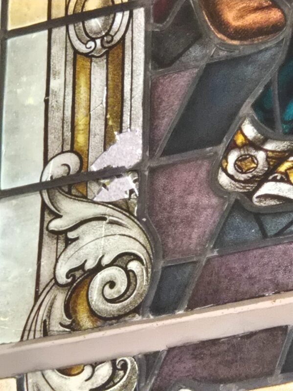 Atacan nuevamente la Basílica de los Ángeles: Vitral centenario sufre daños