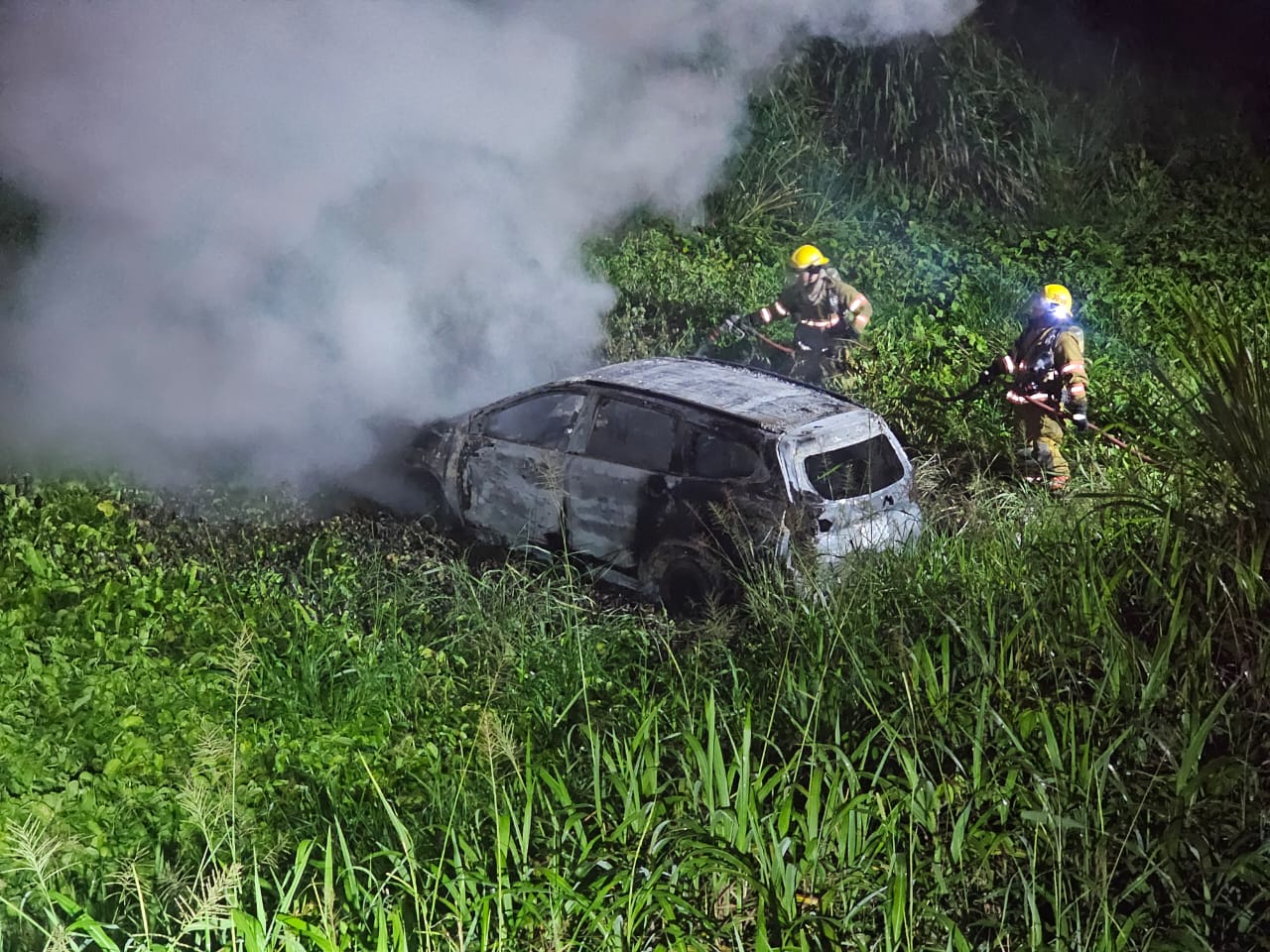 Fotos: Carro queda completamente destruido tras incendiarse luego de un choque