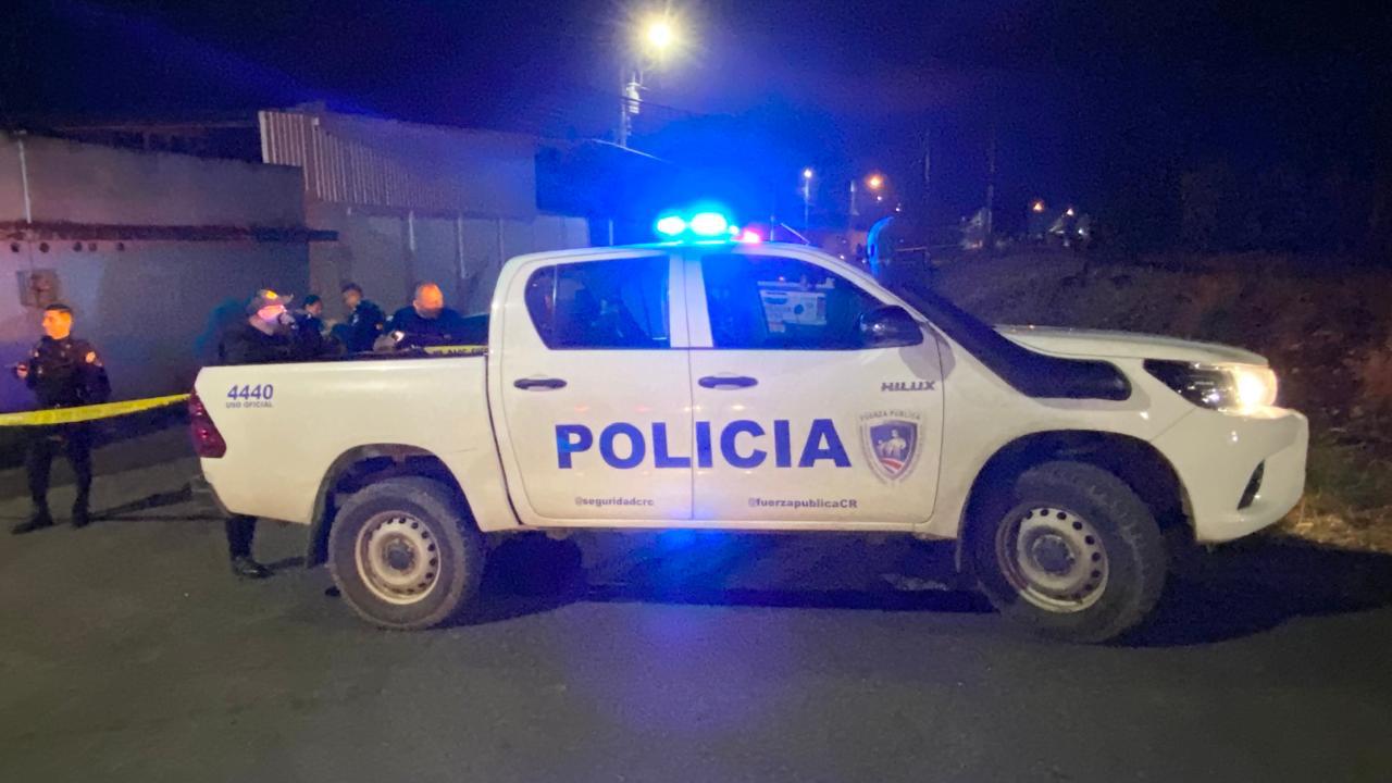 Sujeto pasa una hora consumiendo en un bar y luego