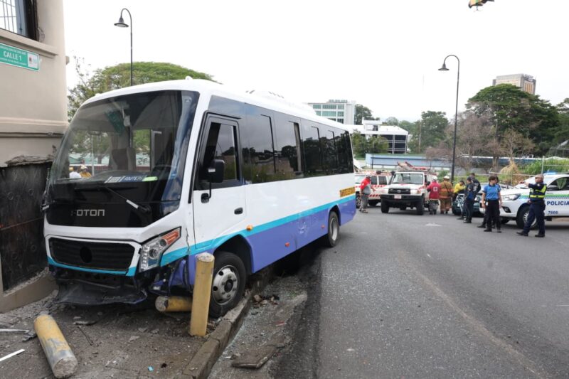 Fotos y videos: así quedaron buseta y carro tras accidente