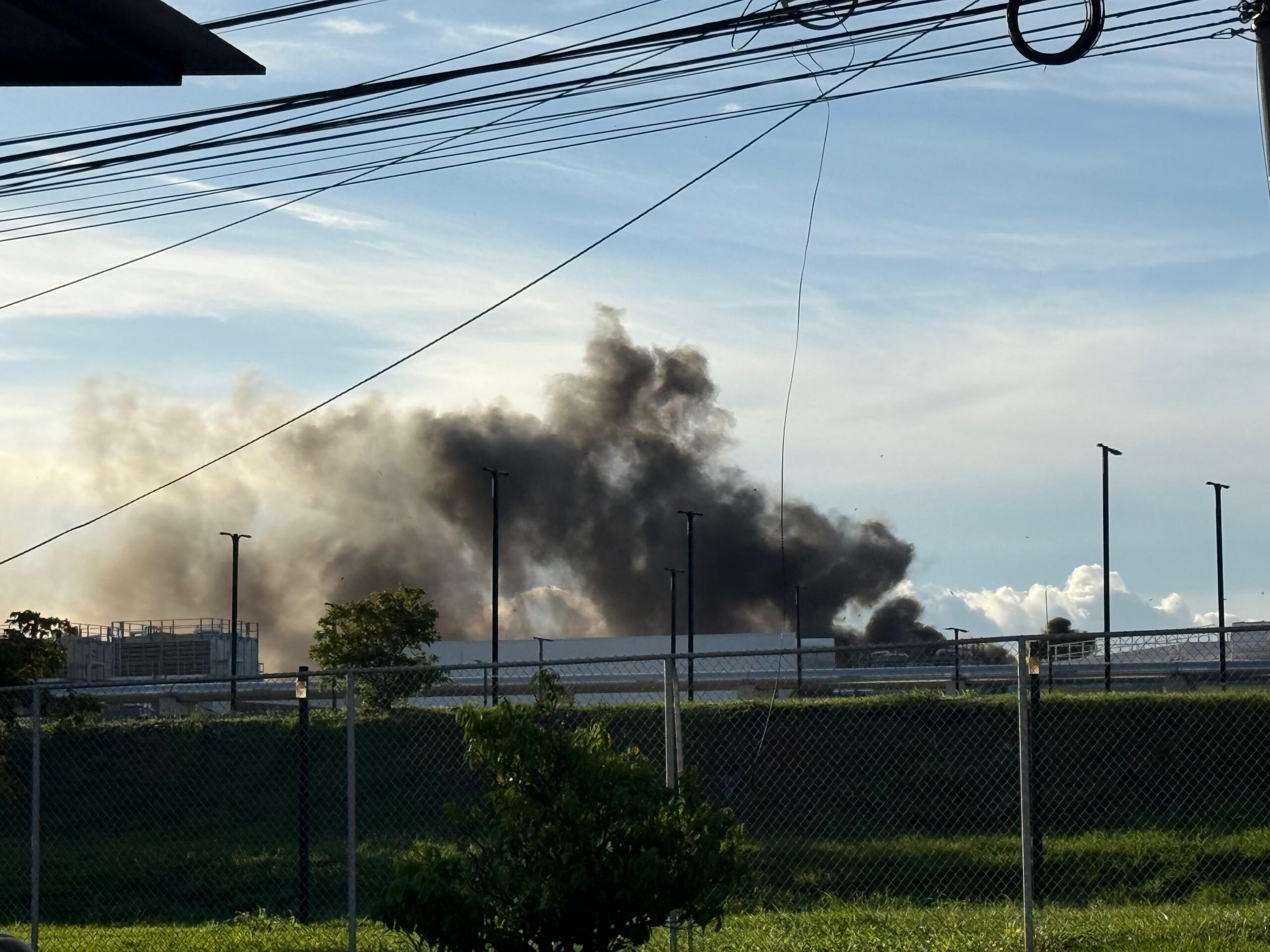 Incendio en Intel: Bomberos atienden salida de humo en ductos