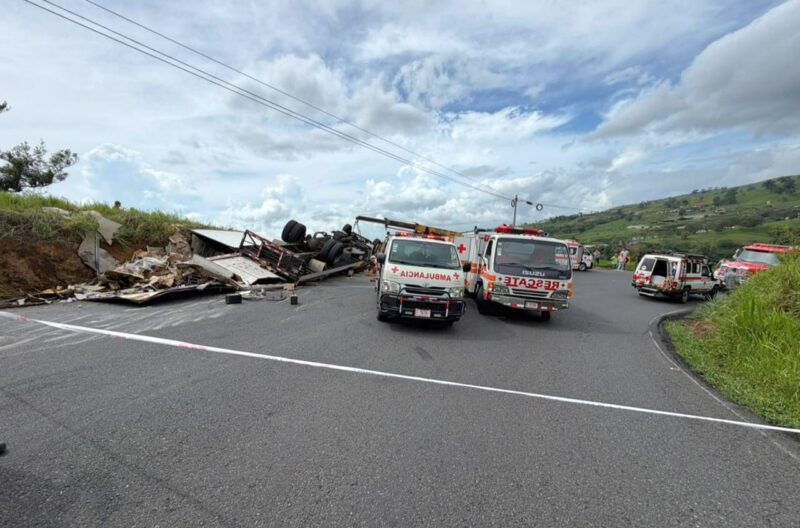 Camión cargado con aceites y jabones se sale de la vía y se vuelca